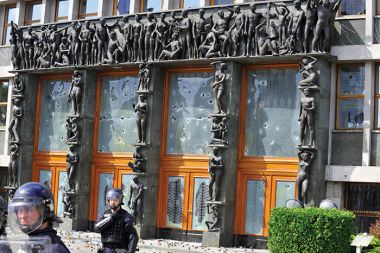 Škoda, ki so jo na pročelju državnega zbora pustile granitne kocke in steklenice. Škoda, ki so jo na pročelju državnega zbora pustile granitne kocke in steklenice.