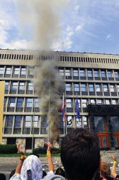 Aplavz ob uspešno vrženi molotovki v grmovje pred parlamentom. Aplavz ob uspešno vrženi molotovki v grmovje pred parlamentom.