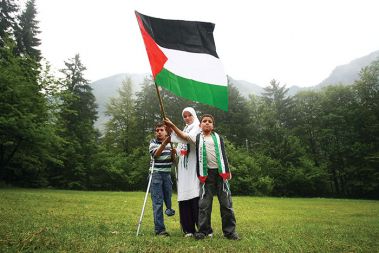 Prostovoljka Faila Pašić Bišić s palestinsko zastavo v piknik centru Pri Juriju