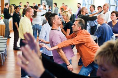 Delavnica psihokineze, kjer udeleženci seminarja prvič začutijo neverjetno moč, ki spi v njih