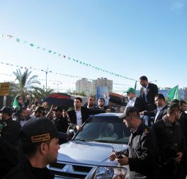 Vodja Hamasa Ismail Hanija pozdravlja svojega najmlajšega privrženca na osrednji proslavi ob 23. obletnici ustanovitve tega islamističnega gibanja. Mesto Gaza, 14. december.