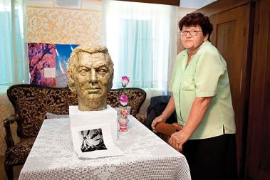 Svetišče s kipom Johnnyja Weissm&uuml;llerja in Johnnyjeva daljna sorodnica Terezija Stojanović v hiši, v kateri naj bi bil rojen prvi filmski Tarzan