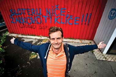 Srdja Popović pred grafitom v beograjskem predmestju Žarkovo, ki je bil sredi 90. let prvi dokaz o oboževanju TV-detektiva iz serije Tropska vročica