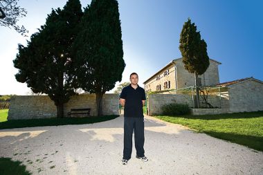 Posestvo, zagotovo eno najlepših v Istri, se razprostira na dvanajst hektarjev velikem zemljišču, poraščenim z oljčnim nasadom in vinogradom ter obdanim s kamnitim obzidjem. Upravnik Damir Bosek z ženo in štirimi otroki živi kar na posestvu, v lični hiši ob gospodarskem poslopju.