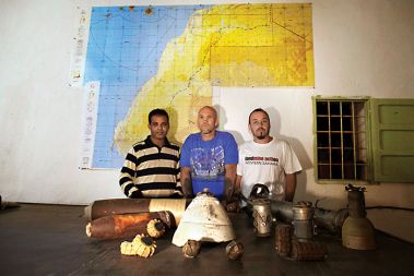 Prostori organizacije Landmine Action v Tifaritiju. Od leve proti desni: projektni direktor Ahmed Ali, terenski delavec Karl Greenwood in medicinski tehnik Ralf Wannenwetsch.