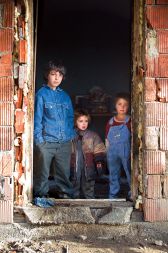Okoliško prebivalstvo, “civili”, kot jim pravijo dolenjski Romi, domačini, kot jim pravijo belokranjski Romi, v zadnjem času Romom z Belečnika ne grozi več z izselitvijo.