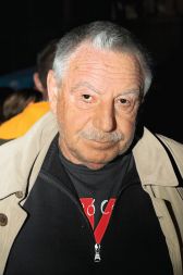&raquo;To, da so dali na nacionalki neki komercialni oddaji - telenovela, v kateri nastopajo večinoma amaterji, je namreč zame povsem komercialna oddaja - prednost pred programom za otroke, se mi zdi nemoralno. Gre za komercialno, kapitalsko logiko.&laquo; - Dušan Jovanovič, dramatik in režiser