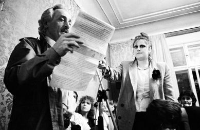 1988: Poročevalka Uršula Cetinski in Veno Taufer na protestnem zborovanju Društva slovenskih književnikov v podporo zaprtim Janši, Tasiću in Borštnerju
