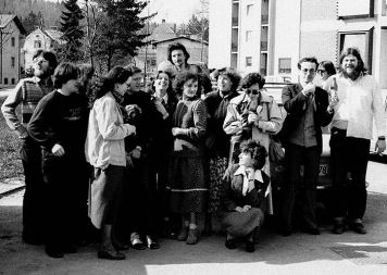 1979: Med drugimi - gleda v levo Jože Vogrinc, pred njim Silvester Žnidaršič, za njim obrnjen v desno Zoran Pistotnik, peti z leve Uroš Mahkovec, danes diplomat, na sredi najvišja glava Zorko Škvor, rahlo desno pod njim Nada Vodušek, čepi Alenka Zor (Simoniti), na skrajni desnici Igor Vidmar in Ervin Hladnik Milharčič