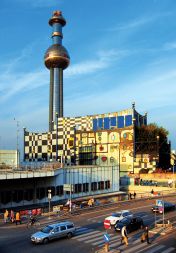 Sežigalnica odpadkov Spittelau v središču Dunaja; arhitekt - Friedensreich Hundertwasser