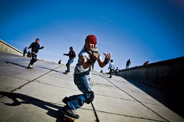 Glavni cilj projekta Skateistan je v tem, da se otroci iz različnih družbenih ter etničnih ozadij spoznavajo in družijo drug z drugim. Skejtanje jim pomaga, da preskakujejo prepade med njimi. 