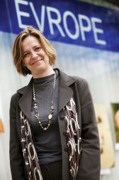 &raquo;Socialna podjetja prispevajo k ponovni integraciji deprivilegiranih skupin na trgu dela. Zagotavljajo zelo specifične storitve, ki so družbeno koristne. Pripomorejo k zmanjševanju neformalnega (črnega ali sivega) trga.&laquo; &ndash; Antonella Noya, OECD