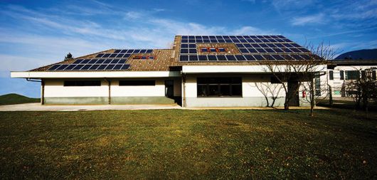 Elektrarna na strehi elektro nadzorništva v Radovljici. Moč 16 kW.