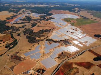 Največja fotonapetostna elektrarna na svetu Parque Fotovoltaico Olmedilla de Alarc&oacute;n, Španija. Moč 60 MW.