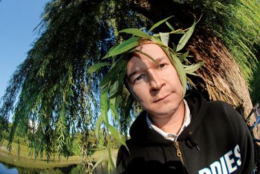 Tešky, član skupine Komikaze: »Veseli nas, da k nam pristopajo ljudje z željo, da bi se tudi sami preizkusili v stand up nastopanju.«