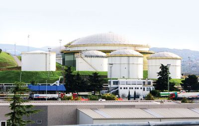 Skladišča naftnih derivatov v Kopru, ki so v večinski lasti Istrabenza. Petrol je od njih življenjsko odvisen, želi pa si jih tudi marsikatera druga naftna družba, denimo Lukoil, pri prodoru v jugovzhodno Evropo.