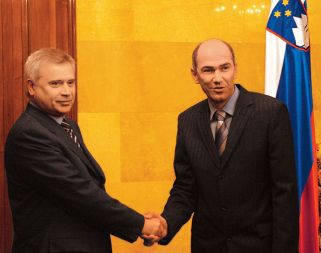 Prvi mož Lukoila Vagit Alekperov se je o naskoku na Petrol dogovarjal z Janezom Janšo. Glavni problem je bil Istrabenz.