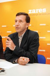 Politična kadrovanja v gospodarstvo so v Sloveniji doslej potekala v pisarnah generalnih sekretarjev strank. Bogdan Biščak, generalni sekretar ZARES.