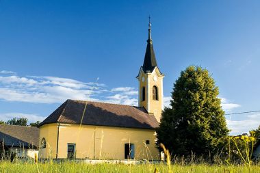 Osnutek zakona o davku na nepremičnine kot edine nepremičnine, oproščene plačila davka, navaja kulturne spomenike, stavbe v uporabi diplomatskih, konzularnih in drugih mednarodnih predstavništev, stavbe, namenjene opravljanju verskih obredov, ter nepremičnine, ki so javno dobro.