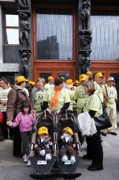 Pravi razlogi za nasprotovanje urejanju istospolnega partnerstva ni &raquo;pozitivna diskriminacija tradicionalnih družin&laquo;, pač pa prepričanje, da je samo ena družina prava družina (na sliki: protest nasprotnikov družinskega zakonika).