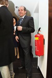 Če ministru za socialo Ivanu Svetliku, očetu tretjega paketa ukrepov, ne uspe pogasiti vzplamtevajoče brezposelnosti, nam bodo ostali samo še dolgovi.
