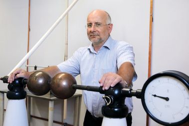 &raquo;Ko bo krize konec in se bo poraba električne energije močno dvignila, bodo začela naročila za elektrarne deževati. Kdo, kje in za koliko bo takrat sploh še pripravljen dobaviti elektrarno Sloveniji?&laquo; - Dr. Rafael Mihalič