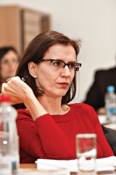 Tanja Lesničar – Pučko, novinarka: »Peticija je pravi korak v pravo smer, saj je slovenska politika od osamosvojitve korakala v napačno: iz miroljubnih, protivojnih temeljev 80. let so nas jastrebi preusmerili v militarizacijo in končno v Nato, ki nas je spremenil v napadalno državo. Letos bo država polnoletna, čas je torej, da neha z infantilno servilnostjo in agresivnostjo in se začne odgovorno obnašati.«