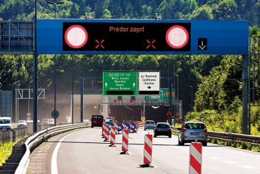 Predor Šentvid je bil takoj po otvoritvi zaprt zaradi odpadanja ometa: Ko zgradimo vse kilometre avtocest, bo treba še naprej kaj delati &ndash; in zakaj bi delali predobro in si jemali posel v prihodnosti?