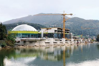Poseg v vodni prostor - Zdravilišče Laško je bilo kljub nasprotovanju stroke zgrajeno ob sami rečni strugi. V poplavah leta 2007 je zalilo gradbišče.