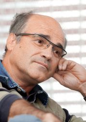 Bogomir Kovač, predavatelj na EF Ljubljana: &raquo;Za Slovenijo se zaradi evra in visoke inflacije bistveno poslabšujejo konkurenčne možnosti na zunanjih trgih. Ker pa se hkrati povečuje zunanje zadolževanje, se škarje dodatno nevarno zapirajo.&laquo;