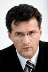 Milan M. Cvikl, poslanec SD: &raquo;Visoka inflacija že zmanjšuje konkurenčnost slovenskega gospodarstva, kar poleg sproščenega zadolževanja vseh in še posebej paradržavnih institucij vpliva na nesprejemljivo veliko luknjo v plačilni bilanci.&laquo;