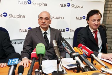 Zaskrbljeni Draško Veselinovič v odstopu in stari član uprave Matej Narat, odgovoren tudi za vse pretekle prve pomoči za menedžerske prevzeme. Ki pa o odstopu ne razmišlja.