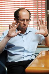 Dušan Mramor, ekonomist: &raquo;Tako kot je bilo v mandatu prejšnje vlade nesmotrno, da se je s pospešenimi investicijami v infrastrukturo pregrevalo gospodarstvo v času visoke konjunkture, je danes nesmotrno, da se te investicije v krizi še zmanjšujejo, saj imajo največje multiplikativne učinke na rast gospodarstva.&laquo;
