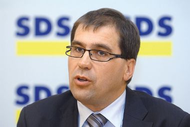 Dušan Strnad, glavni tajnik SDS. Odgovorna urednica konspirativno ustanovljenega brezplačnika Ekspres je urednica spletnega portala, ki je v lasti Jerneja Strnada, sina glavnega tajnika SDS Dušana Strnada