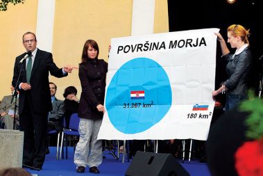 Radovan Žerjav je ljudstvu &ndash; kot učitelj učencem &ndash; kazal, kako veliiiiko morja imajo Hrvati in kako maaaaalo ga imamo Slovenci, kar seveda ni pravično, zato bi bilo lepo, če bi nam ga del odstopili. Podton je bil: če bi mi imeli tooooliko morja, kot ga ima Hrvaška, in če bi ga imela Hrvaška tako maaaaalo, kot ga ima Slovenija, bi ga mi kot dobri sosedi z veseljem del odstopili Hrvaški. Šur, še enkrat si preberite Aškerčev Mejnik, Jakličevo Vaško pravdo in Finžgarjevo novelo Za prazen nič.