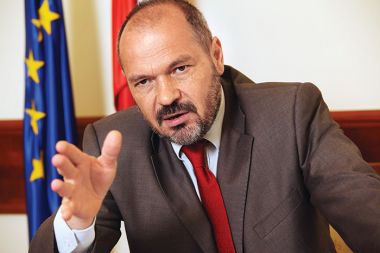 Franc Križanič, minister za finance: &raquo;Trenutno NLB ne potrebuje klasične državne pomoči. Dokapitalizacijo potrebuje za rast, saj je pomembno, da zagotavlja podporo kreditov za rast in prestrukturiranje gospodarstva.&laquo;