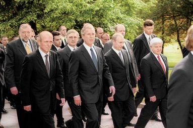 Junija 2001 se je na Brdu predsednik Bush srečal z ruskim predsednikom Putinom. Čez tri mesece se je začela vojna proti terorju.