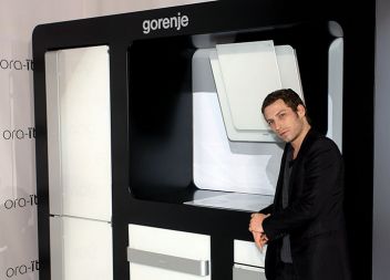 Borba za globalni trg: Gorenje je za svojo novo linijo gospodinjskih aparatov izbralo priznanega francoskega oblikovalca z umetniškim imenom Ora Ito (na sliki z novo belo kuhinjo)