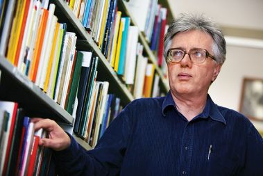 &ldquo;Slovenska desnica poskuša Slovencem vzeti lastno zgodovino prejšnjega stoletja in jo nadomestiti z uvoženim ponaredkom. Sama se ne more oprati krivde za sodelovanje s fašizmom in z nacizmom, zato bi se rada dezinficirala s krvjo vzhodnoevropskih žrtev stalinizma.&rdquo; - Dr. Jože Vogrinc