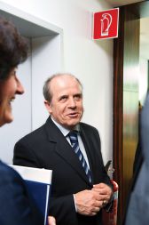 Ivan Svetlik, minister za delo: &raquo;Zavedati se moramo, da v proračun priteka manj sredstev, kot pa je izdatkov, zato lahko dolgoročno pričakujemo še večje težave in še večje odpuščanje delavcev, če bomo imeli proračun, ki ne bo znosen.&laquo;