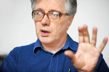 &ldquo;V zabavnih programih gojijo primitivizem in so bolj nazadnjaški, kakor so bili kadarkoli v zgodovini slovenske televizije. Zabavljaštvo je kot merilo vdrlo v resne programe.&rdquo; - Dr. Jože Vogrinc
