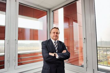 Darko Končan, davčni svetovalec: &raquo;Lokalnim skupnostim ne bi smeli dopustiti tako velike diskrecije pri določitvi davčnih stopenj, saj bomo še bolj poglobili razlike med preštevilnimi majhnimi občinami.&laquo;   