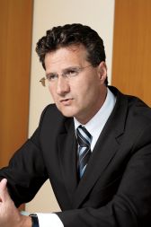 Milan M. Cvikl, poslanec SD in nekdanji minister za evropske zadeve: &raquo;Letošnji proračunski presežek temelji na predpostavki, da bomo iz evropske blagajne načrpali 783 milijonov evrov ali 2,16 odstotka BDP, kar je nerealno. Po najbolj optimistični varianti je iz evropske blagajne na letni ravni mogoče načrpati okoli 566 milijonov evrov ali 1,56 odstotka BDP.&laquo;