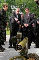 &raquo;Državljani in državljanke Slovenije bomo prihranili pri izdatkih za obrambo.&laquo; - Glavna obljuba vlade v Natopisu, pred referendumom o vstopu v Nato leta 2002, se ni izpolnila. (Sekretar NATO Jaap de Hoop Scheffer in Karl Erjavec med obiskom vojašnice Franca Rozmana - Staneta v Ljubljani, leta 2006)