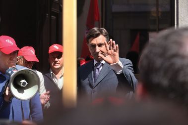 Znani rek pravi, da mora vladar, še posebej v času krize, ljudstvu ponuditi kruha in iger. Levica, ki je ljudstvu doslej ponudila kruh, pa je v Sloveniji vedno kapitulirala na področju iger. (Premier Pahor s sindikalisti)