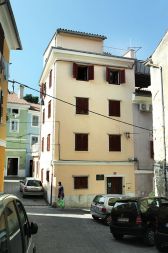 Počitniški dom na Marxovi 32 v Piranu, kjer letujejo zaposleni v pravosodnih organih. Cena najema garsonjere s štirimi ležišči je 25,43 evra na dan.