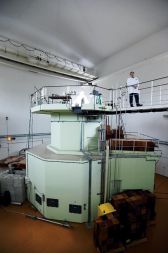 Dr. Leon Cizelj na vrhu eksperimentalnega reaktorja Triga v reaktorskem centru Podgorica pri Ljubljani Pogled na sredico reaktorja Triga iz odprtine na vrhu. Sevanje zaustavlja nekaj metrov vode. 