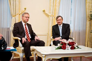 Evropskemu komisarju za širitev Olliju Rehnu, na sliki pri predsedniku države Danilu T&uuml;rku, je pošla konstruktivnost.