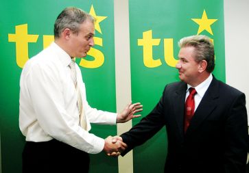 Aleksander Svetelšek, takratni direktor skupine Tuš, in Andrej Vizjak, takratni minister za gospodarstvo