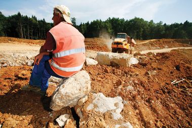 Glede na ceno smo lahko državljani nad avtocestnim programom razočarani. Ostali so nam dolgovi in negovan klientelizem.